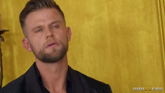 Секси жена прикупила откровенный прикид 1