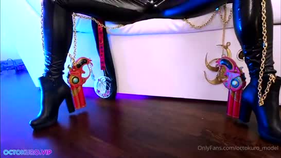 Ее роскошной фигуре очень идет латексный костюм 1