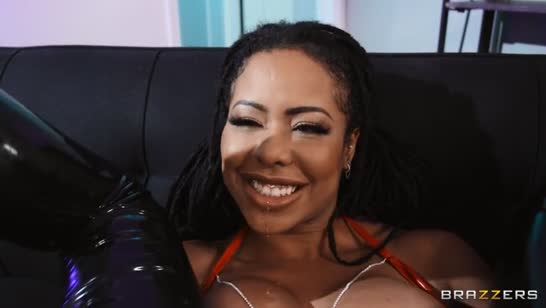 Гламурную Kira Noir жестко прут в зад большим елдаком 2