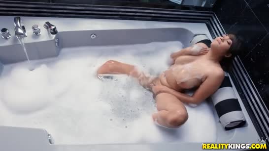 Любовник латинку в ванной и классно ее чпокнул