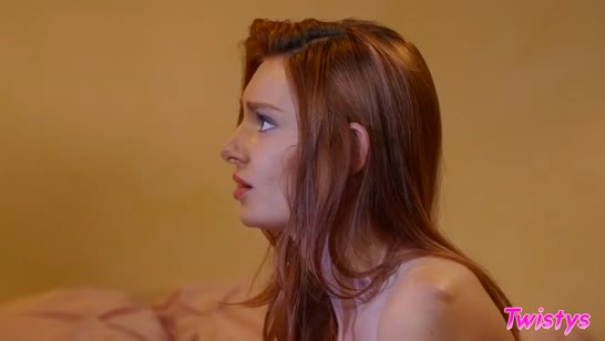 Молодые подружки практикуют фистинг и балуются вибратором 7