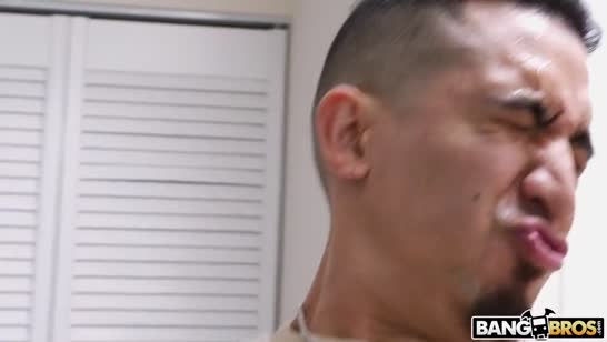 Девочка с круглой попкой разгоняется на дилдо и берется за член