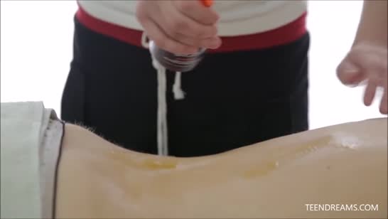 Ласковый массажист посягнул на киску молодой пациентки 2