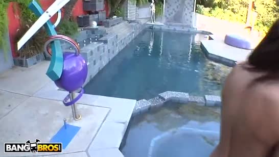 После бассейна Madison Ivy хочет эротический массаж 1