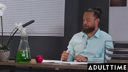 Студентка решила заработать себе хорошие оценки 2