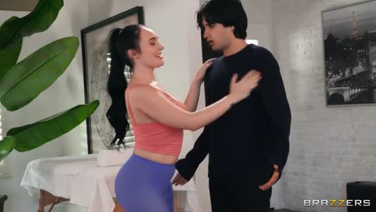 Массажист с ходу залез на красивую пациентку 1