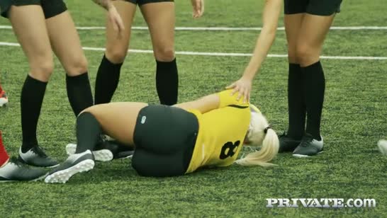 Массажист приласкал футболистку и она дала в жопу 1