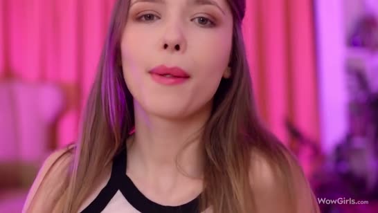 Молодая Mila Azul красиво теребит свою вагинку 1
