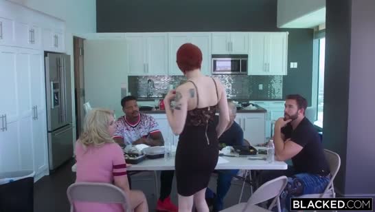 Скромная рыжая мамка попробовала секс с черным 1