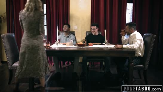 Семейная парочка пригласила негра на секс втроем 1