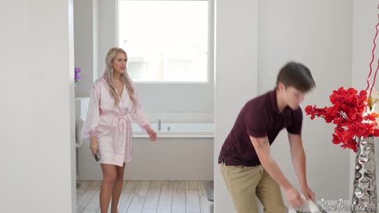 Молодой любовник с удовольствием прет гламурную блондинку 1