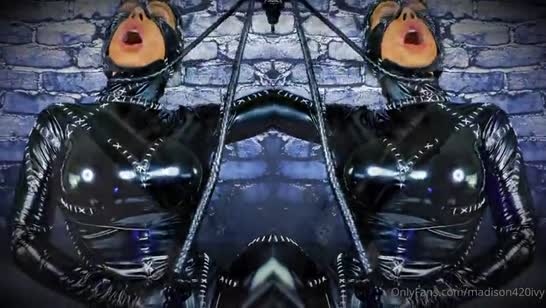 Madison Ivy оделась в женщину кошку и устроила мастурбацию 2