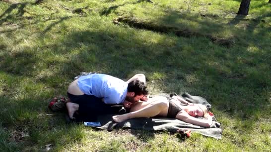 Бесстыжая парочка устроила порно пикник прямо на природе