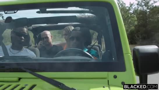 Отпадная Venera Maxima заарканила сразу двух негров 1