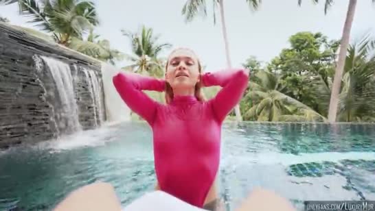 Гламурная блондинка хорошо проводит свой отдых 1