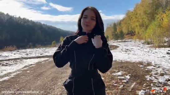 Пошлая подружка не побоялась оголиться на холоде 1