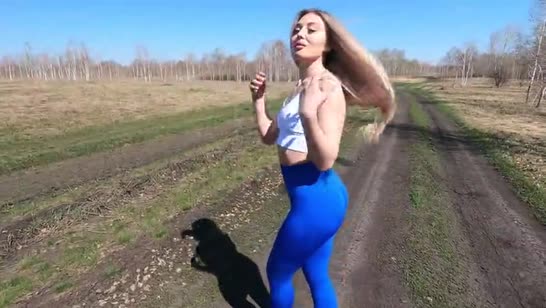 Блондиночка в лосинах устроила порево на свежем воздухе 1