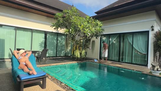 Хозяйка положила глаз на чистильщика бассейна 1