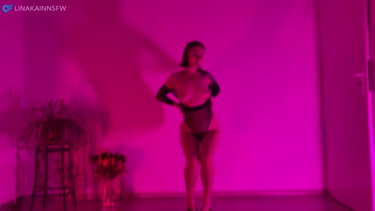 Любовница красиво крутит жопой и пристраивает киску на кукан 1