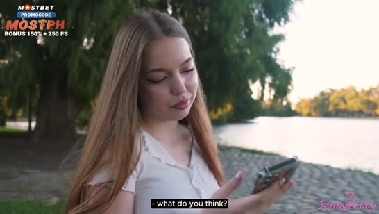 Сисястая девочка не носит на улице лифчик 1