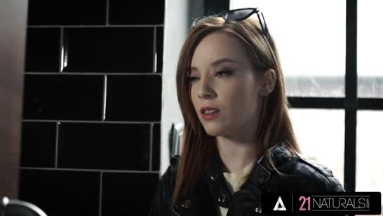 Рыженькой худышке больно от мощного пениса в узкой дырочке 1