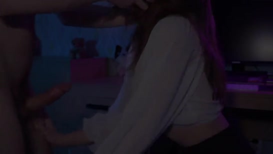 Парниша быстро нагнул девушку раком у компьютера