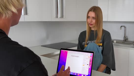 Чика эротично позирует сводному брату и хочет его член 1