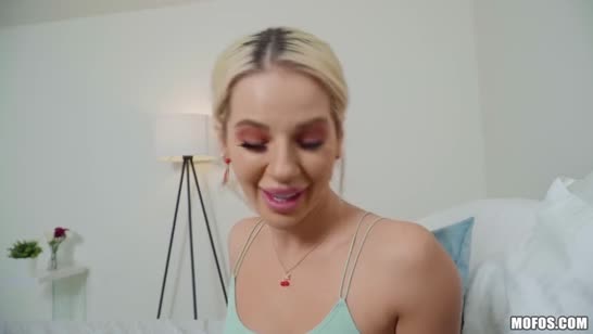 Две блондинки решили поснимать групповуху на телефон 2