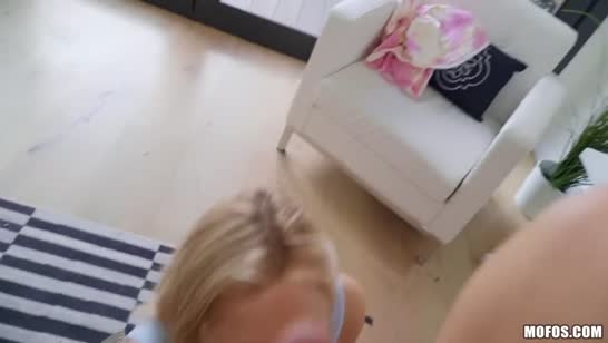 Две блондинки решили поснимать групповуху на телефон