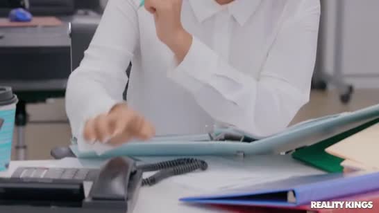 Нимфетка Алия Хадид поразила коллегу своей попкой 1