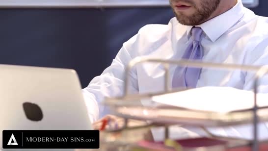 Кенна Джеймс трахается в анал с задержавшимся на работе 1