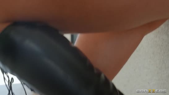 Mia Molotov раздвигает ноги перед боссом на столе 1